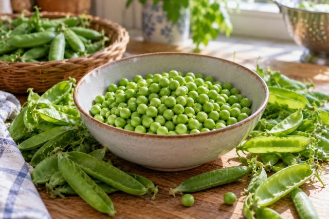 Freshly shelled peas in a bowl